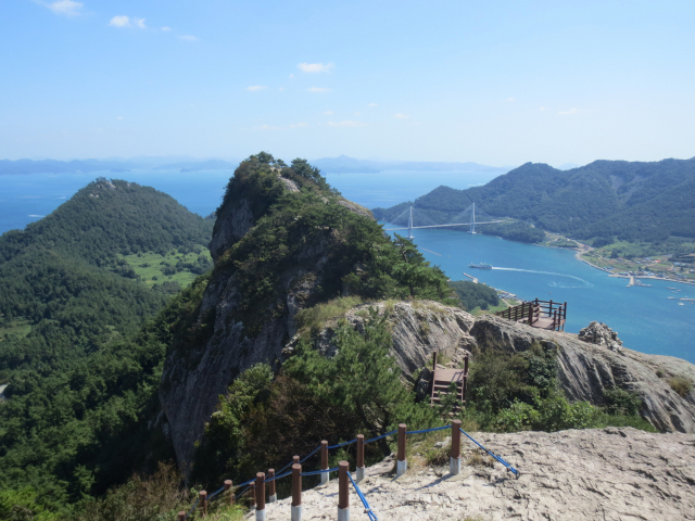 근친상간의 아픔을 간직한 옥녀봉이 남섬과 북섬 사이 사량해협과 이 둘을 잇는 연육교를 지긋이 내려다 보고 있다.
