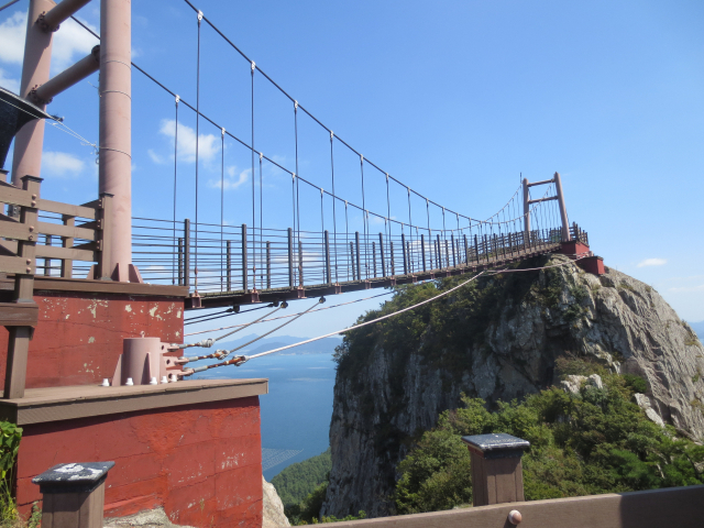 관광 명물이 된 출렁다리 모습.