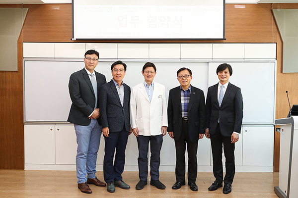 지난 8일 동아대학교병원에서 아대 4차 산업혁명 혁신선도대학 사업단과 부산광역시 광역치매센터, ㈜아이메디신 등 MOU 관계자들들이 기념사진을 촬영하고 있다. 왼쪽부터 박현태 동아대 LINC+ 4차 산업혁명 혁신선도대학 사업단 부단장, 박경원 부산광역시 광역치매센터장, 강도영 동아대 바이오헬스 융합연구소장, 박병권 LINC+ 4차 산업혁명 혁신선도대학 사업단장, 강승완 (주)아이메디신 대표. 동아대학교 제공.