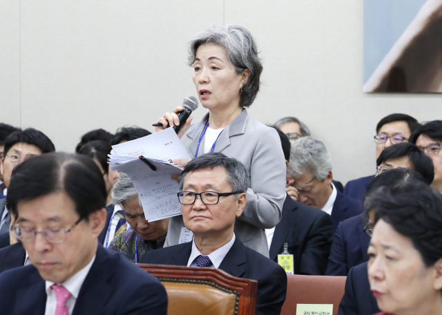 고현숙 국립부산과학관장이 10일 오후 열린 국회 과학기술정보방송통신위원회의 한국연구재단, 한국과학기술원, 정보통신기획평가원, 한국과학창의재단 등의 국정감사에서 자유한국당 송희경 의원의 질의에 답변하고 있다. 연합뉴스