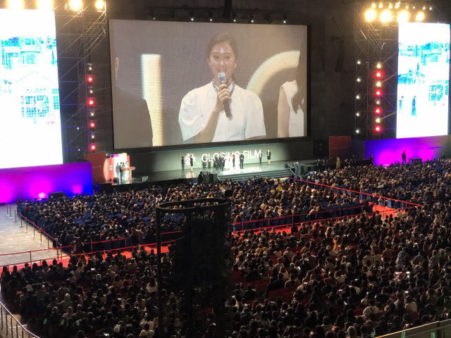 12일 오후 부산 영화의전당 야외극장에서 폐막작 '윤희에게' 상영을 앞두고 배우 김희애를 비롯한 출연진과 임대형 감독이 무대 인사를 하고 있다. 이대진 기자