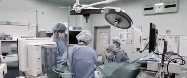 자궁경부암 환자를 대상으로 복강경 수술을 하고 있는 모습.