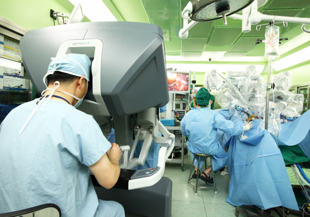 전립선암 로봇수술은 좁고 복잡한 곳도 자유자재로 접근할 수 있고, 흉터가 작아 회복 속도가 빠른 장점이 있다.