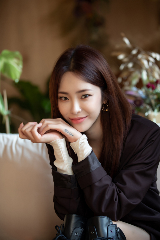 싱어송라이터 헤이즈가 새 미니앨범 ‘만추’로 대중에게 가을 감성을 전할 예정이다. 스튜디오 블루 제공