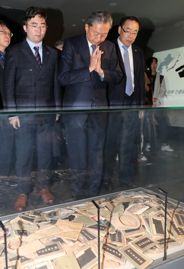 하토야마 유키오 전 일본 총리가 12일 부산 남구 국립일제강제동원역사관을 방문해 강제동원된 노동자들의 노무수첩을 보며 손을 모으고 있다. 강선배 기자 ksun@
