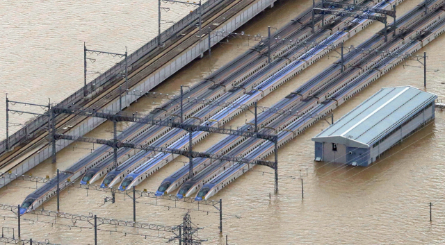 강력한 태풍 '하기비스'의 영향으로 13일 일본 나가노(長野)현 나가노시에서 고속철도 신칸센(新幹線) 차량기지의 열차들이 범람한 물에 잠긴 모습. 연합뉴스