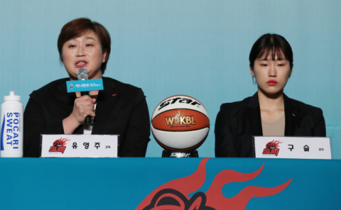10일 오전 서울 서대문구 홍은동 그랜드힐튼호텔에서 열린 하나원큐 2019-2020 여자프로농구 미디어데이에서 신생팀 BNK썸 유영주 감독(왼쪽)이 이번 시즌에 임하는 각오를 밝히고 있다. 오른쪽은 구슬 선수. 연합뉴스