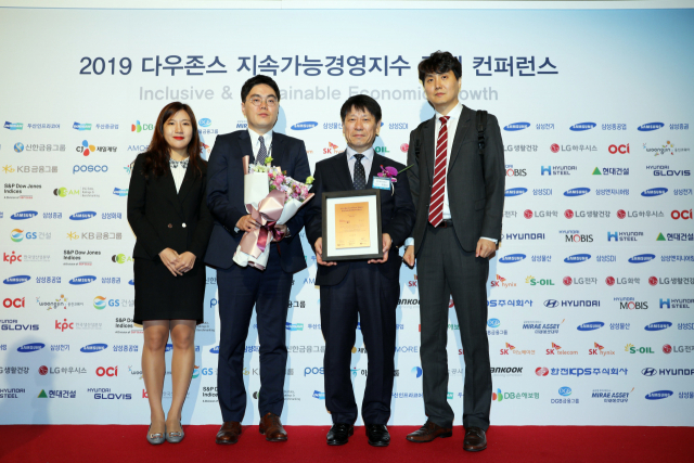 한전KPS 박정수 경영지원본부장(오른쪽 두 번째)와 직원들이 DJSI Korea 11년 연속 최우수기업 편입을 축하하며 함께 기념촬영을 하고 있다.한전KPS 제공