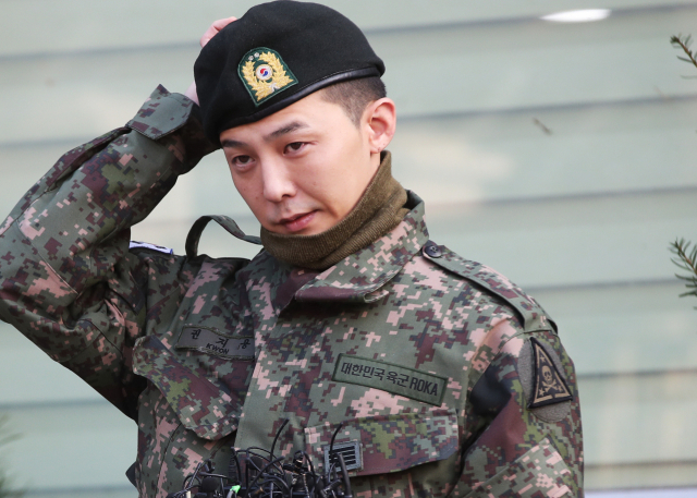 군 복무를 마친 그룹 빅뱅의 지드래곤(본명 권지용·31)이 26일 오전 경기도 용인시 지상작전사령부에서 나와 소감을 말하고 있다. 지난해 2월 27일 현역 입대한 지드래곤은 강원도 철원 육군 3사단 백골부대 포병연대에서 복무했으나 아프리카돼지열병 방역을 위해 경기도 용인 지상작전사령부에서 전역했다. 연합뉴스