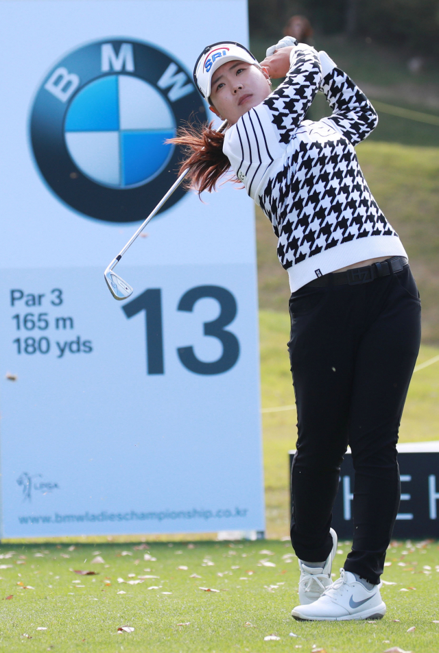 지난 25일 오후 부산 기장군 'LPGA 인터내셔널 부산'에서 열린 LPGA BMW 챔피언십 대회 2라운드 13번홀에서 이소미가 티샷을 하고 있다. 연합뉴스