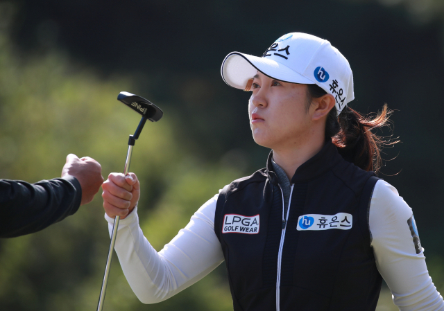 지난 25일 오전 부산 기장군 'LPGA 인터내셔널 부산'에서 열린 LPGA BMW 챔피언십 대회 2라운드 1번홀에서 이승연이 퍼트를 성공한 뒤 캐디와 주먹을 맞대고 있다. 연합뉴스