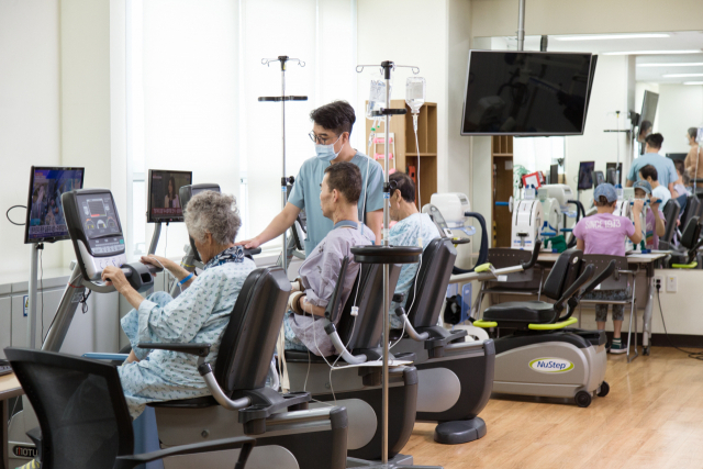폐질환이 있는 환자들이 호흡재활 치료를 받고 있다. 부산대병원 제공