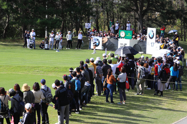 27일 휴일을 맞아 부산 기장군 LPGA 인터내셔널 부산에서 열린 LPGA 투어 BMW 레이디스 챔피언십에 참여한 스타 골퍼들의 경기를 갤러리들이 지켜보고 있다. 정종회 기자 jjh@