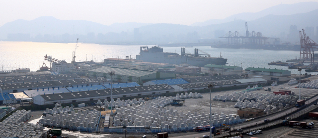 주한미군이 올 상반기에 부산항 8부두(큰 사진) 등 국내 4곳에 시험용 보툴리눔·포도상구균 톡소이드 시료를 들여 온 사실이 확인돼 생화학실험 의혹이 갈수록 커지고 있다. 부산일보DB