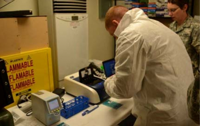 2014년 7월 경기도 평택시 오산공군기지에서 주한미군이 고위험 병원체 시료를 분석하는 모습.