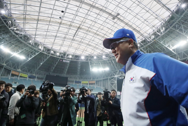 2019 세계야구소프트볼연맹(WBSC) 프리미어12 대회에 출전하는 야구 대표팀 김경문 감독이 28일 오후 서울 구로구 고척스카이돔에서 선수들의 훈련에 앞서 취재진과 인터뷰를 하고 있다. 연합뉴스