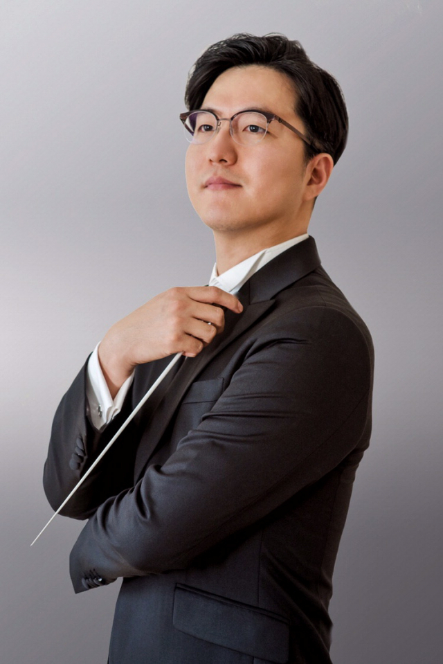 부산시립국악관현악단 공연을 지휘하는 박상후 지휘자. 부산문화회관 제공