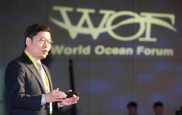 부산일보사와 해양수산부, 부산시가 공동주최한 ‘2019 제13회 세계해양포럼’이 ‘해양의 축적, 미래를 쌓다’를 주제로 30일 파라다이스호텔에서 개막했다. ‘축적의 길’ ‘축적의 시간’ 등 저서를 통해 4차 산업혁명 시대의 경제방향을 제시한 이정동 서울대 교수가 기조강연을 하고 있다. 김경현 기자 view@