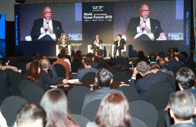부산일보사와 해양수산부, 부산시가 공동주최한 ‘2019 제13회 세계해양포럼’이 ‘해양의 축적, 미래를 쌓다’를 주제로 30일 파라다이스호텔에서 개막했다. 기조강연에 이어 ‘아지즈 바카스’ 박사와 이정동 서울대 교수가 질의 답변과 토론을 하고 있다. 김경현 기자 view@