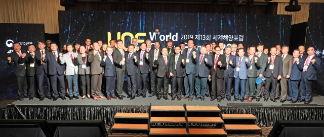 ‘2019 제13회 세계해양포럼’이 30일 부산 해운대 파라다이스호텔에서 개막됐다. 개막식 후 참석 내빈들이 기념촬영을 하고 있다. 김경현 기자 view@