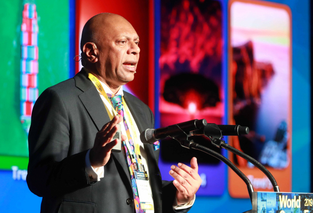 30일 아지즈 바카스가 첫 기조강연자로 나서 강연을 하고 있다. 김경현 기자