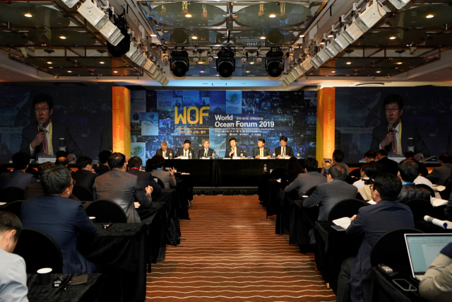 31일 세계해양포럼(WOF) 첫 정규세션 ‘해운항만의 축적’ 토론에 객석을 가득 메운 청중들이 발제·토론자들의 발언을 듣고 있다. 김경현 기자 view@