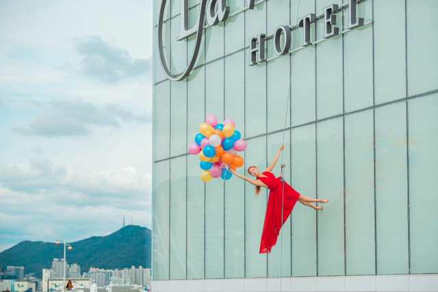 부산 무용단체 써드네이쳐가 영도 라발스호텔 외벽에서 ‘견딜 수 없는 아름다움’ 공연 리허설을 하는 장면. 써드네이쳐 제공