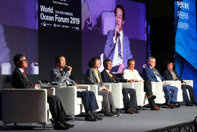31일 오후 세계해양포럼 정규세션2 ‘자원관리와 스마트 양식’ 세션에서 발제자와 토론자들이 토론을 벌이고 있다. 정종회 기자 jjh@