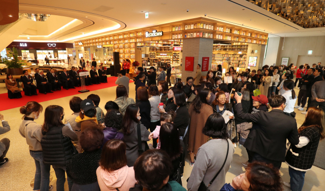 그동안 대형마트가 없었던 부산 강서구 명지국제신도시에 수도권 외 지역에는 처음으로 ‘스타필드 시티’가 문을 열었다. ‘스타필드 시티 명지’는 29일과 30일 사전 개장에 이어 31일 본격적인 영업에 들어갔다. 강선배 기자 ksun@