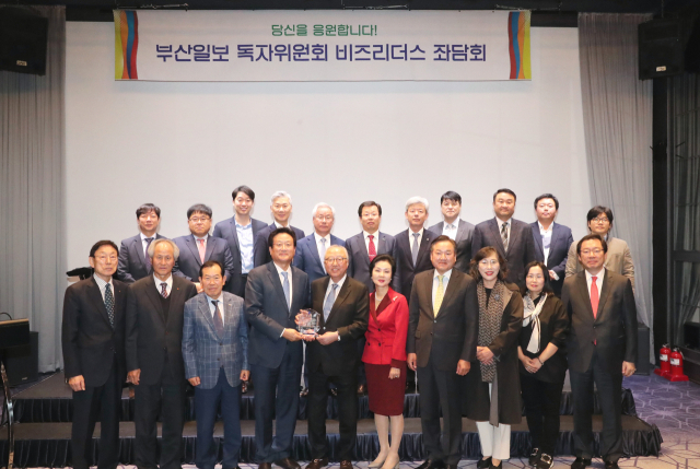 부산일보 2기 독자위원회 비즈리더스 결산 좌담회가 31일 오후 부산 영도구 봉래동 라발스호텔 4층 볼레로룸에서 열렸다. 강원태 기자 kwang@