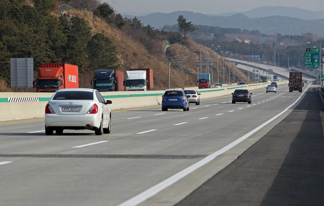 2008년 개통한 민자고속도로 부산울산고속도로. 부산일보DB