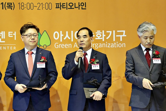 한국농어촌공사 김인식 사장(가운데)이 ‘제9회 기후변화 그랜드 리더스 어워드’에서 공공기관부문 최우수상을 받은 후 소감을 말하고 있다. 농어촌공사 제공