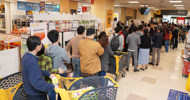 신세계그룹이 '쓱데이' 행사가 진행 중인 2일 서울의 한 이마트 매장에 시민들이 줄지어 입장을 기다리고 있다. 이마트 제공