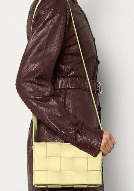 보테가베네타 홈페이지에 올라온 카세트백.