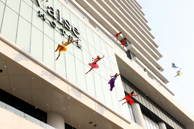 부산 무용단체 써드네이쳐(third nature) 소속 무용수 등이 3일 오후 부산 영도구 봉래동 라발스 호텔 외벽을 무대로 로프에 의지한 채 버티컬 댄스 공연 ‘견딜 수 없는 아름다움’을 선보이고 있다. 버티컬 댄스 공연은 등반 장비를 이용해 고층빌딩의 외벽이나 암벽, 자연을 무대로 몸을 통해 표현하는 예술장르로 로프의 원심력을 활용해 체공시간을 늘려 공간을 360도로 사용할 수 있다는 장점이 있다. 부산 최초로 열린 이번 버티컬 댄스 공연은 28층에 높이 100m에 달하는 라발스 호텔 외벽을 무대로 이색적이고 아름다운 모습을 연출했다. 정종회 기자 jjh@busan.com