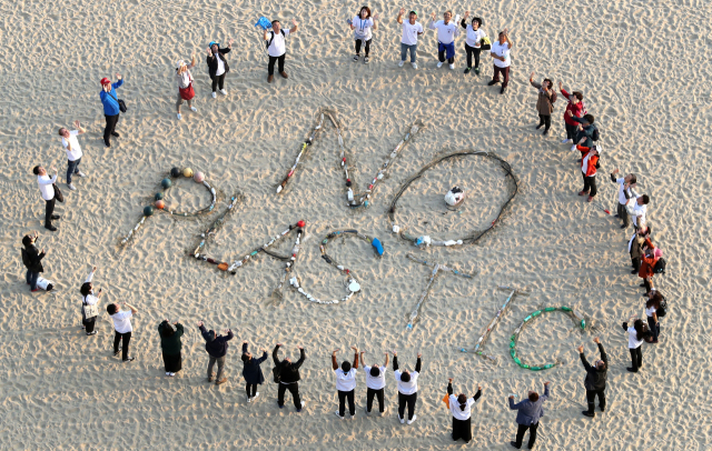 1일 세계해양포럼 ‘오션 클린업 캠페인’ 참가자들이 해양쓰레기로 해운대 백사장에 ‘NO PLASTIC(플라스틱 그만)’을 새겼다. 강선배 기자 ksun@