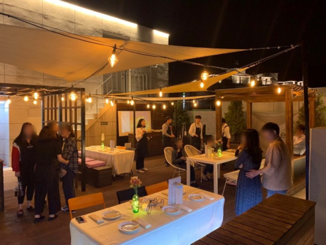 부산 서구 대신동 ‘행복이 올집 시그니처’ 옥상에 입주민들이 파티를 하기 위해 모인 모습. 경성리츠 제공