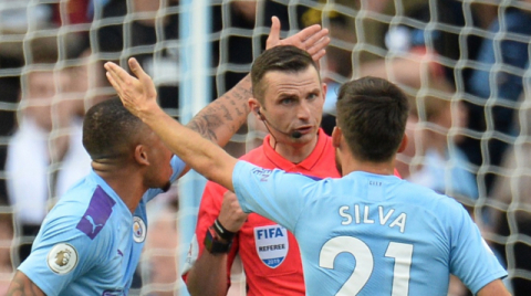 2019-2020시즌 프리미어리그 2라운드 토트넘-맨체스터 시티 경기에서 선수들과 대화하는 마이클 올리버 주심. EPA연합뉴스