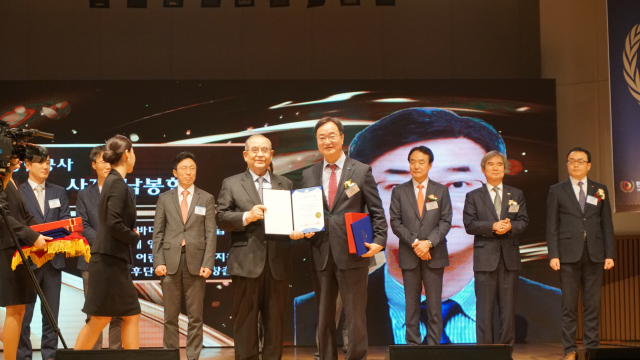 남봉현 인천항만공사 사장(앞줄 오른쪽)이 ‘2019 대한민국 봉사대상’을 수상하고 있다. 인천항만공사 제공