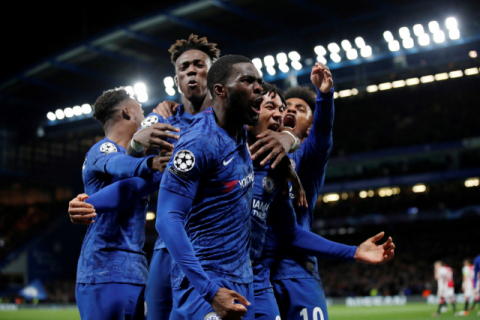 네번째 골을 터트린 첼시 제임스가 토모리 등 동료들과 기뻐하고 있다. 로이터연합뉴스