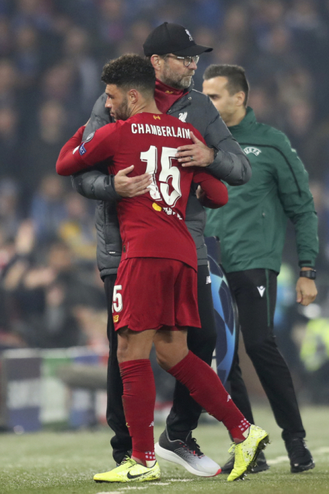 리버풀 위르겐 클롭 감독과 포옹하는 체임벌린. AP연합뉴스