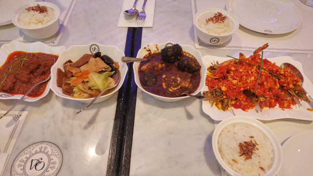 페라나칸 요리. 우리나라처럼 한 상 차림이다.