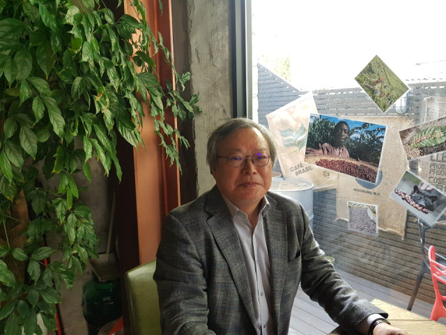 구모룡 평론가는 “내 문학을 이끌어준 색깔은 푸른빛이었다”고 했다. 구모룡 제공