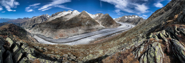 최근 스위스 취리히 연방공대(ETH)에서 실시한 한 연구 결과는 “알프스에서 가장 큰 빙하인 알레치가 지구 온난화로 인해 2100년이 되면 완전히 사라질 수 있다”고 경고하고 있다. 사진은 지난 10월 1일 촬영한 알레치 빙하의 모습. AFP연합뉴스