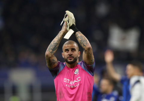 맨체스터 시티 수비수 카일 워커가 아탈란타와 경기 후 관중에게 박스를 보내고 있다. 로이터연합뉴스