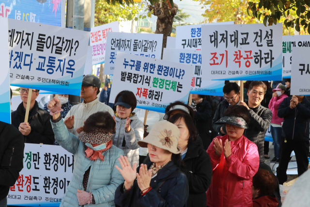 7일 오후 부산 강서구청에서 부산시 대저대교 환경평가서 관련 위원회가 열린 가운데 구청 앞에서 서부산시민협의회 주민들이 대저대교 건설을 촉구하는 집회를 고있다. 위원회에서는 환경단체 측이 주장한 전문위원회의 환경평가서 거짓, 부실검토 사안과 관련해 해명과 반박 의견을 수렴하고 환경단체 측은 날조 정황 증거를 발표했다. 김경현 기자 view@