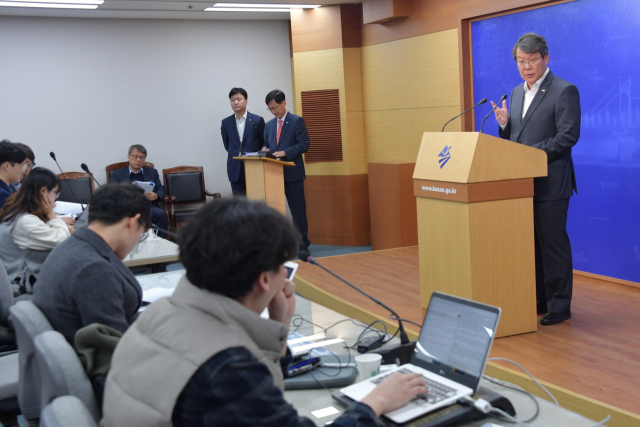 변성완 부산시 행정부시장이 11일 부산시청 9층 기자회견장에서 내년도 부산시 예산안을 설명하고 있다. 부산시 제공