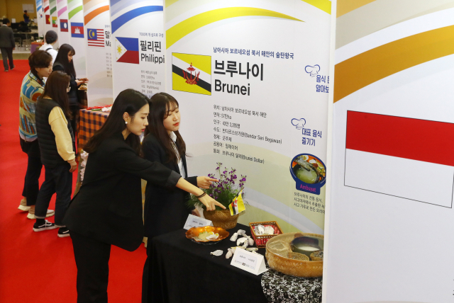 지난 6일 부산 벡스코에서 개막한 ‘2019 부산국제수산엑스포’에서 참관객들이 한·아세안 수산요리 특별전시를 둘러보고 있다. 정종회 기자 jjh@