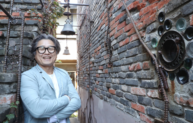 최윤식 건축사가 자신이 대장으로 있는 ‘문화골목’에서 포즈를 취했다. 그는 “문화골목의 성공 사례를 통해 건축학도들에게 부산에서도 뭔가 할 수 있다는 것을 보여주고 싶었다”고 말했다. 강원태 선임기자 wkang@