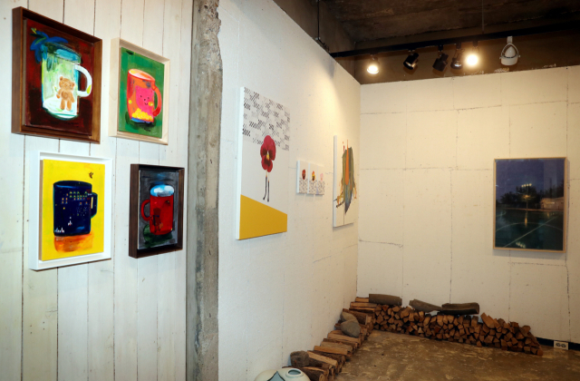 그림전이 열리고 있는 갤러리 내부 모습.